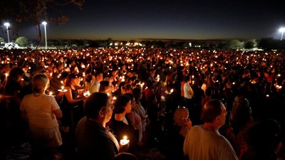 Lilin dan Bunga untuk 17 Korban Penembakan Massal di Florida