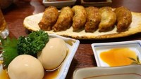 Selain konsepnya yang unik, Kayabuki Tavern terkenal dengan gyozanya yang gurih dan lezat. Biasanya gyoza disantap dengan telur rebus yang masih hangat. Foto: Istimewa