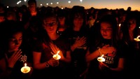 Siswa-siswa sekolah tersebut juga ikut menyalakan lilin sebagai ekspresi duka ditinggalkan teman-teman yang jadi korban penembakan