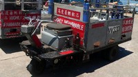 Di Cheung Chau tidak diizinkan mnggunakan mobil, harus bersepeda atau jalan kaki. Maka dari itu mobil desa di sini merupakan inovasi dari sebuah traktor. Istimewa/Industrialhistoryhk.