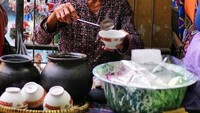 Ini dia dawet yang terkenal sejak puluhan tahun. Dawet Mbah Hari yang terletak di Pintu Pasar Beringharjo Sayap Utara dijual dalam mangkuk kecil harganya Rp 4.000. Foto: Instagram jogjabikinlaper