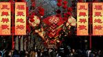 Imlek di China, Warga Berbondong-bondong Berdoa di Kuil