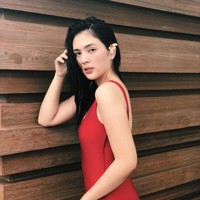 Sofia Andres sebelumnya juga pernah jadi perbincangan netizen ketika mengunggah foto memakai baju renang one-piece berwarna merah. Saat itu dia berang dengan netizen yang berkomentar bahwa dirinya dianggap insecure karena tak berani menampilkan tubuhnya. Sofia pun mengatakan bahwa dirinya memang tidak nyaman tampil seksi. Foto: Dok. Instagram