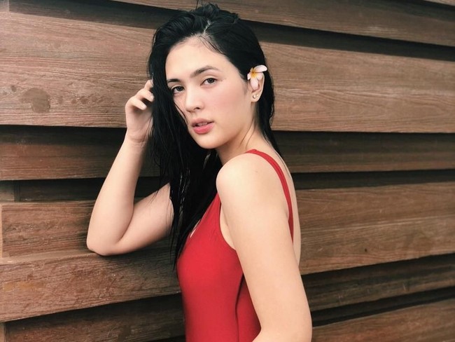 Sofia Andres sebelumnya juga pernah jadi perbincangan netizen ketika mengunggah foto memakai baju renang one-piece berwarna merah. Saat itu dia berang dengan netizen yang berkomentar bahwa dirinya dianggap insecure karena tak berani menampilkan tubuhnya. Sofia pun mengatakan bahwa dirinya memang tidak nyaman tampil seksi. Foto: Dok. Instagram