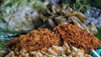 Ada bakmi goreng, capcay dan sate telur puyuh hingga pecel sayuran. Ini bisa jadi menu sarapan enak sambil belanja di Pasar Beringharjo. Letaknya ada di bagian Timur Penjual Jenang dan buka pukul 09.00 pagi. Foto: Instagram jogjabikinlaper