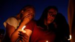 Lilin dan Bunga untuk 17 Korban Penembakan Massal di Florida