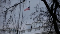 Pengibaran bendera setengah tiang ini adalah instruksi Presiden AS Donald Trump.