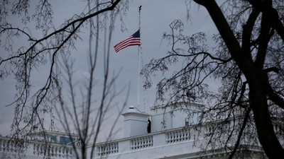 Perintah Trump, Gedung Putih Kibarkan Bendera AS Setengah Tiang