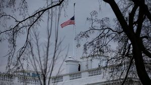 Perintah Trump, Gedung Putih Kibarkan Bendera AS Setengah Tiang