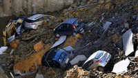 15 Februari 2018. Sebuah lubang besar tiba-tiba terbentuk di Jalanan Distrik Balduina, Roma. Sedikitnya enam mobil tertelan.  (Foto: AFP PHOTO / TIZIANA FABI)