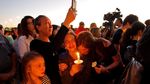 Lilin dan Bunga untuk 17 Korban Penembakan Massal di Florida