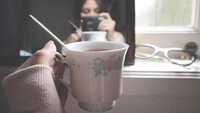 Saat cuaca dingin, adik Sissy Priscillia ini memilih menyeduh teh. Ia menulis Sweater weather di keterangan fotonya. Foto: Instagram vaneshaas