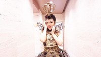 Berikutnya ada Tina Toon yang berpose dengan busana berwarna emas. Foto: Instagram