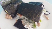 Ini sushi buatan akun @the_original_queen_bee. Katanya, sih dia udah nyoba buat sushi rollnya sebanyak enam kali. Dan enam-enamnya gagal!  Foto: Istimewa