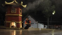 Warga Tionghoa membakar kertas Siukim saat sembahyang menyambut Imlek 2569 di Vihara Sian Jin Ku Poh, Bogor, Jawa Barat, Jumat (16/2). 