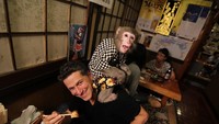 Terkenal dengan nama ‘Monkey Bar’, Kayabuki Tavern memiliki lima pelayan monyet yang siap melayani tamu. Mulai dari mengantarkan makanan, hingga menemani makan.Foto: Istimewa