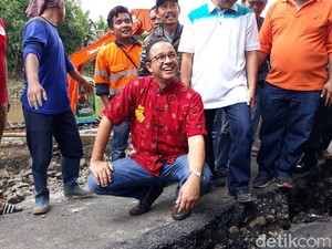 Anies Beli Baju Khas China di Toko Langganan di Petak Sembilan