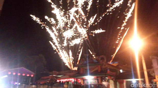 Pesta Kembang Api Akhiri Perayaan Imlek di Kelenteng Hok Tik Bio