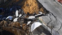 Dilaporkan sekitar 22 keluarga dievakuasi dari gedung-gedung sekitar lokasi. Tidak ada laporan korban luka dalam insiden ini.  (Foto: AFP PHOTO / TIZIANA FABI)