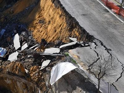 Penampakan Lubang Menganga di Roma yang Telan Gedung dan Mobil