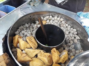 Nyam! Ini Pentol Kojek yang Kenyal Gurih dan Murah Meriah