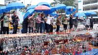 Pemusnahan 142.519 botol miras, 12.919.499 batang rokok, 1.008.624 keping pita cukai, 720 liter etil alkohol, dan 11.974 kemasan obat-obatan, kosmetik, serta suplemen ilegal di kantor pusat Direktorat Jenderal Bea dan Cukai (DJBC) Rawamangun, Jakarta Timur, Kamis (15/2/2018). Pool/Ditjen Bea dan Cukai.