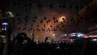 Pengunjung mengabadikan kembang api dimalam pergantian tahun baru Imlek 2569/2018 yang dipusatkan di Kampung Tionghoa Melayu Pekanbaru, Riau, Jumat (16/2). 