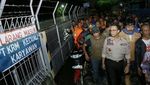 Aksi Anies Tinjau Lokasi Banjir di Cakung Jaktim