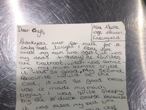 Gadis Cilik Ini Kirim Surat dan Ingin Menikahi Koki Restoran Setelah Makan Malam Bersama Keluarganya