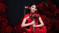 Sarwendah bergaya dengan busana berwarna merah, identik dengan perayaan Imlek. Foto: Instagram