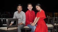 Tak cuma bersama pasangannya, Kim Kurniawan juga merayakan imlek bersama kerabatnya. Semoga tahun baru ini membawa kesuksesan, kebahagiaan dan kesehatan buat kita semua, Kim menulis di caption foto perayaan Imlek 2018 lainnya. (Foto: Instagram @kimkurniawan)