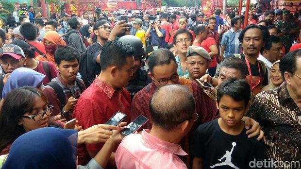 Anies dan putranya berkeliling vihara.