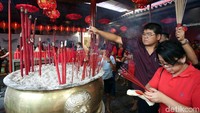 Warga Tionghoa bersembahyang.