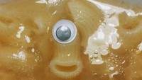 Tahu nggak ini bentuk apa? Kalau kata yang bikin, sih, ini sup Minion! Akun @trikieyes hanya menambahkan mata mainan pada salah satu makaroni rebusnya. Ada-ada aja, ya! Foto: Istimewa