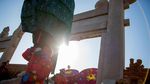 Imlek di China, Warga Berbondong-bondong Berdoa di Kuil