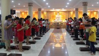 Umat Budha mengikuti ibadah pada perayaan Tahun Baru Imlek di Viahara Setya Muni, Peunayong, Banda Aceh, Jumat (16/2).