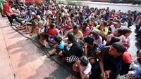 Warga memadati halaman vihara.