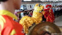 Dua barongsai beratraksi di Stasiun Bogor, Jawa Barat.