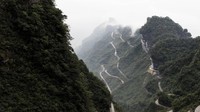 Beginilah trek berliku dengan 99 tikungan di Pegunungan Tianmen. Foto: Land Rover