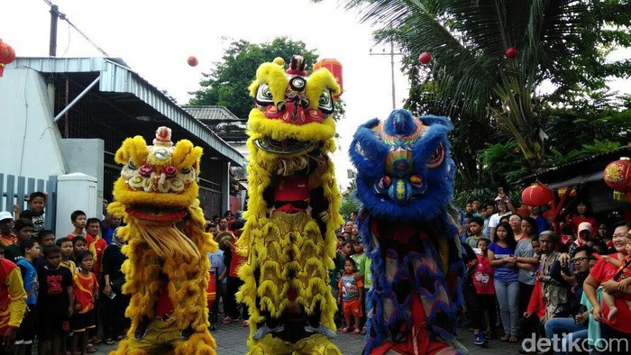 Saat Warga Asyik Nonton Atraksi Barongsai di Surabaya