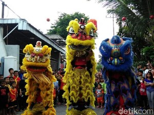 Saat Warga Asyik Nonton Atraksi Barongsai di Surabaya