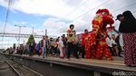 Atraksi Barongsai Sambut Imlek di Stasiun Bogor