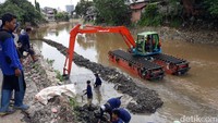 Tampak petugas terus bekerja dengan pendekatan natural untuk memperbaiki jalan tersebut.