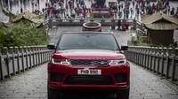 Di tahap awal, dia sukses menaklukkan 99 tikungan di jalur legendaris Pegunungan Tianmen Foto: Land Rover