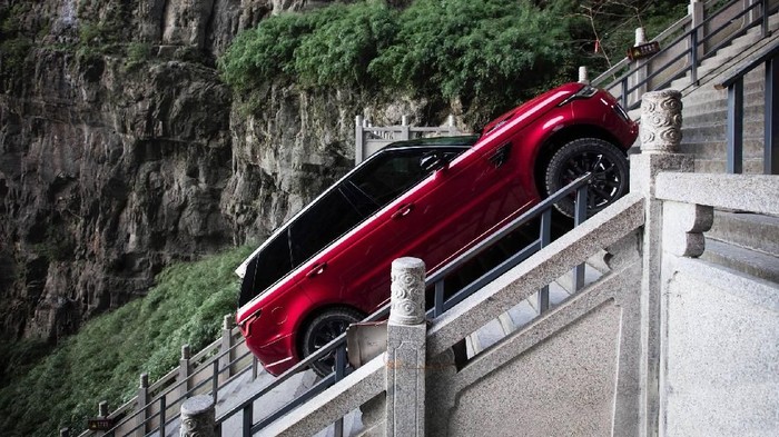 Range Rover Sport PHEV Taklukkan 999 Anak Tangga Menuju Gerbang Surga