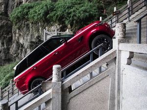 Range Rover Sport Catatkan Rekor Penjualan