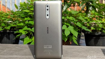 Bagian belakangnya berlapis metal alumunium. Foto: Adi Fida Rahman/detikINET