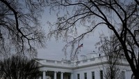 Selain di Gedung Putih, Trump juga memerintahkan bendera setengah tiang dikibarkan di gedung-gedung pemerintahan AS, instalasi militer dan gedung kedutaan AS di berbagai negara.