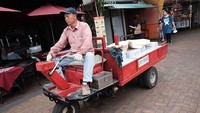 Warnanya hanya terdiri dari beberapa warna dasar seperti merah, biru, hijau abu. Yang paling penting angkutan ini mampu membawa banyak barang dan membantu mobilitas para pekerja di pulau Cheung Chau. Istimewa/Hongkonglucida.