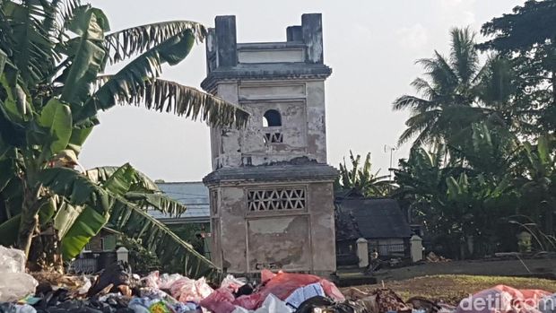 Bekas reruntuhan Masjid Pacinaan Tinggi dan Benteng Speelwijk, kotor oleh sampah.